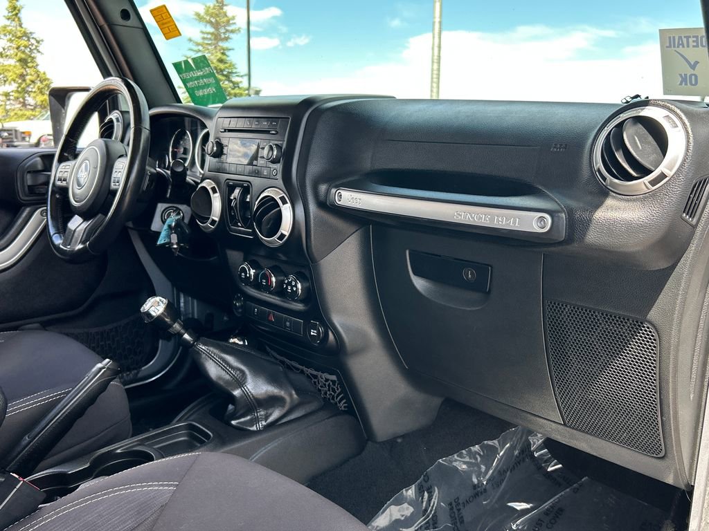 Used 2015 Jeep Wrangler Unlimited Rubicon w/ Connectivity Group AWD/4WD image 7