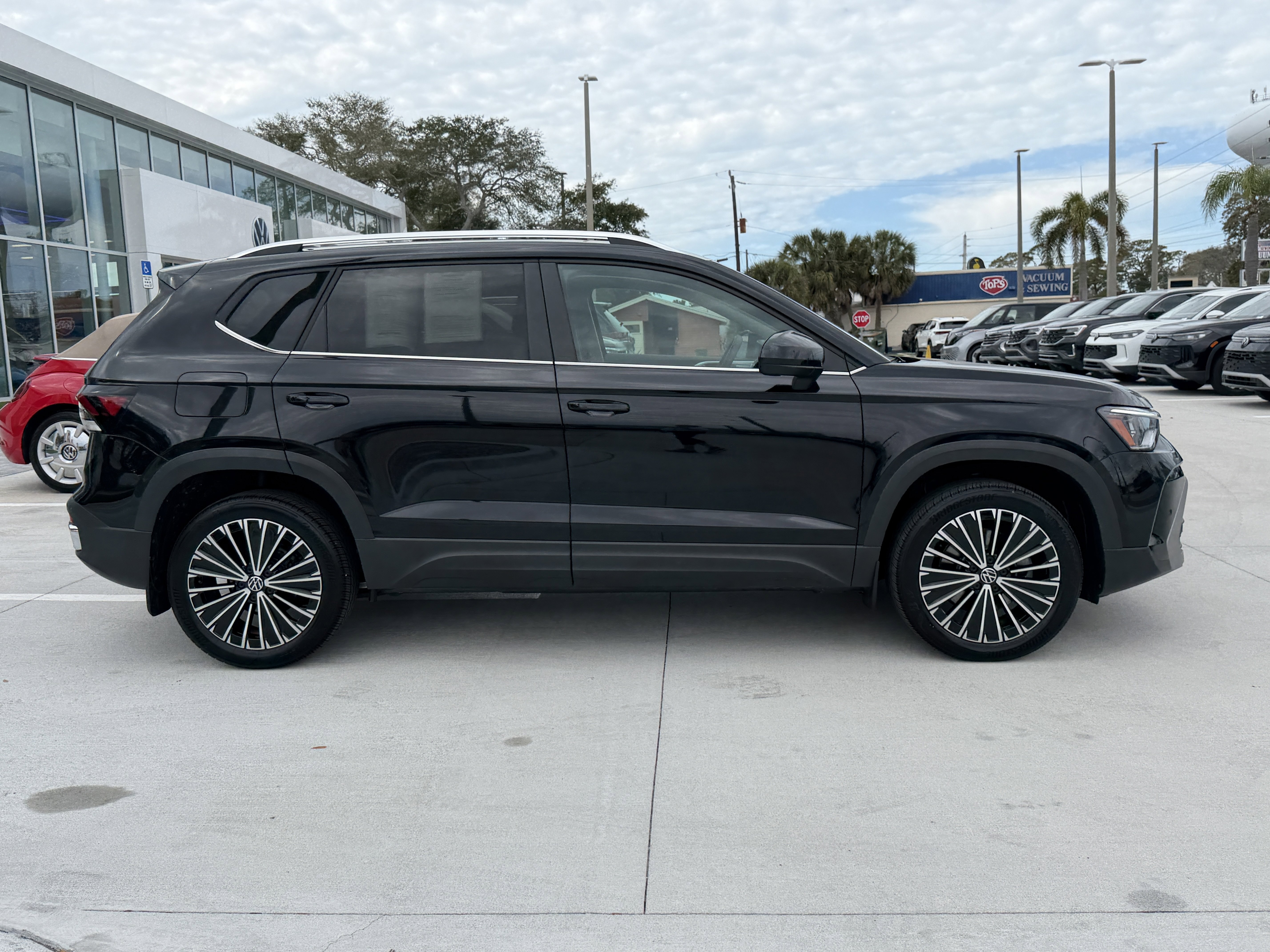 Used 2025 Volkswagen Taos SE video 2