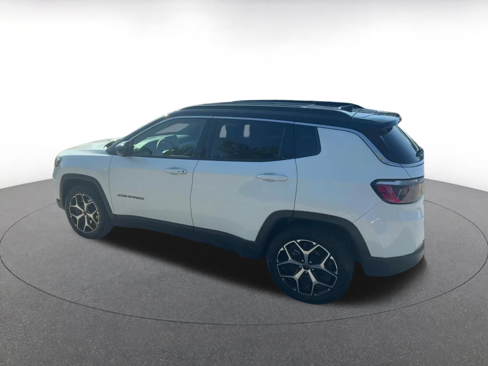 Used 2025 Jeep Compass Limited AWD/4WD image 9