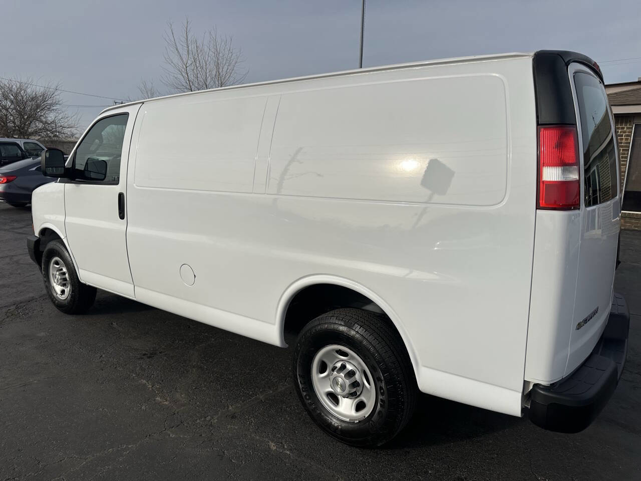 Used 2020 Chevrolet Express 2500 w/ Enhanced Convenience Package image 9
