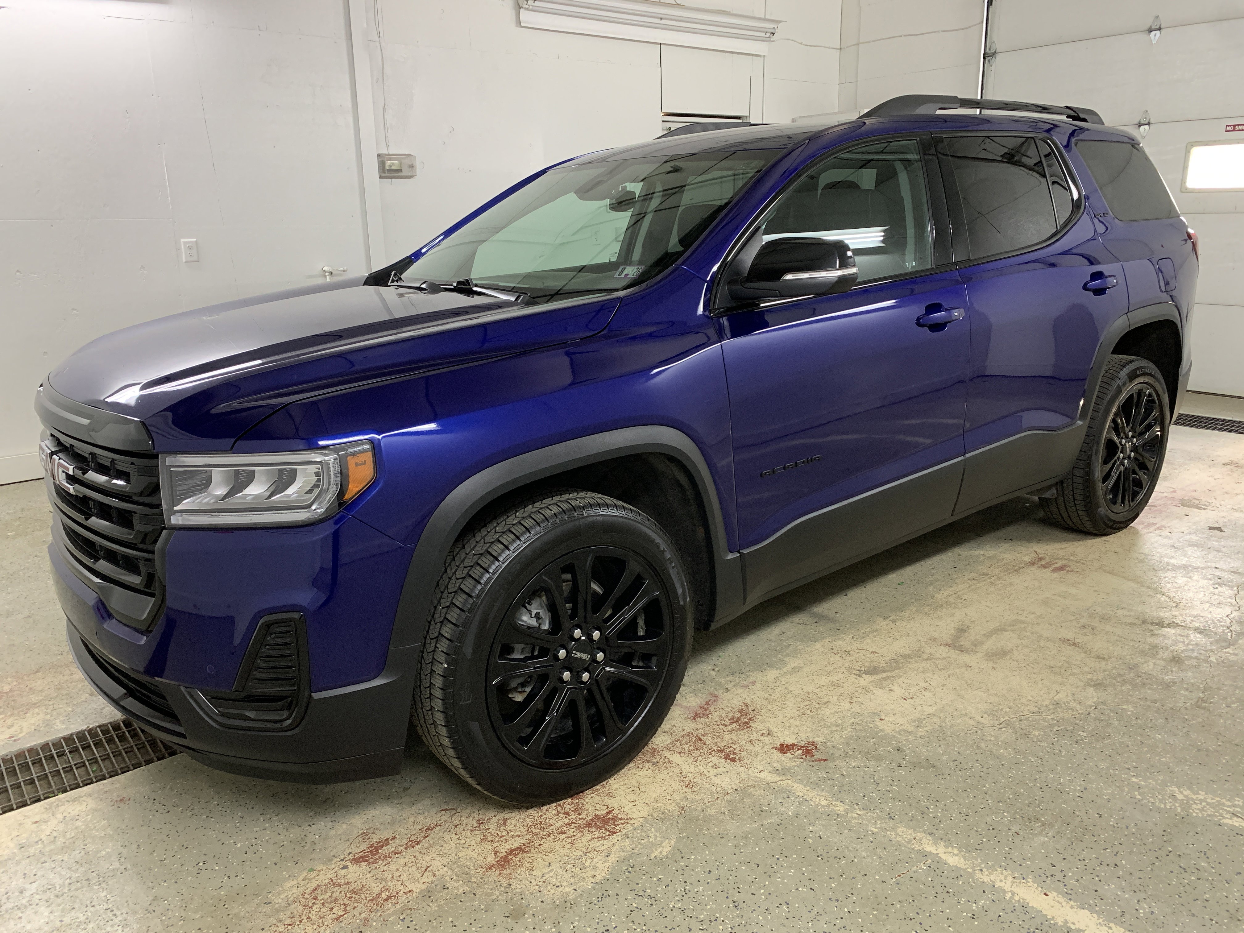 Used 2023 GMC Acadia SLE w/ Elevation Edition image 3