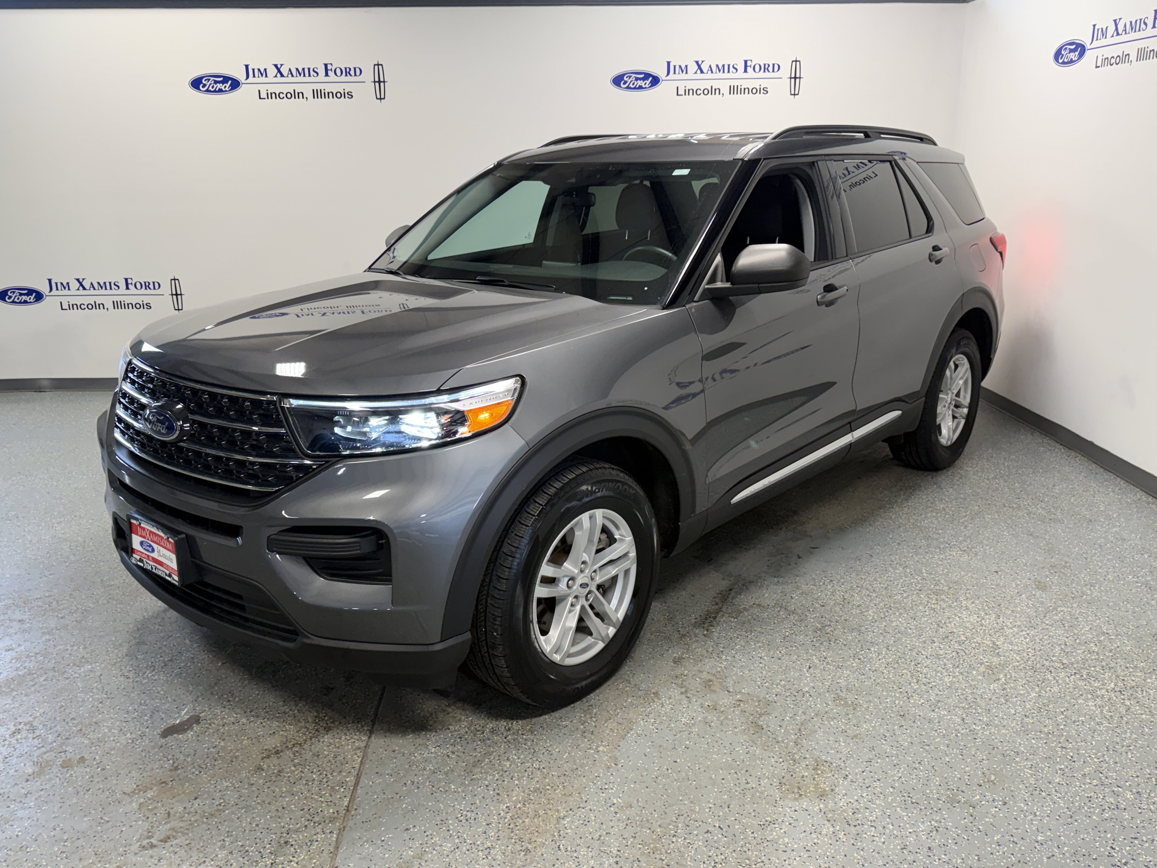 Used 2024 Ford Explorer XLT AWD/4WD image 3