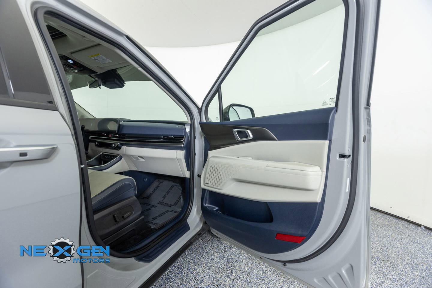 Used 2025 Kia Carnival SX Prestige FWD image 40