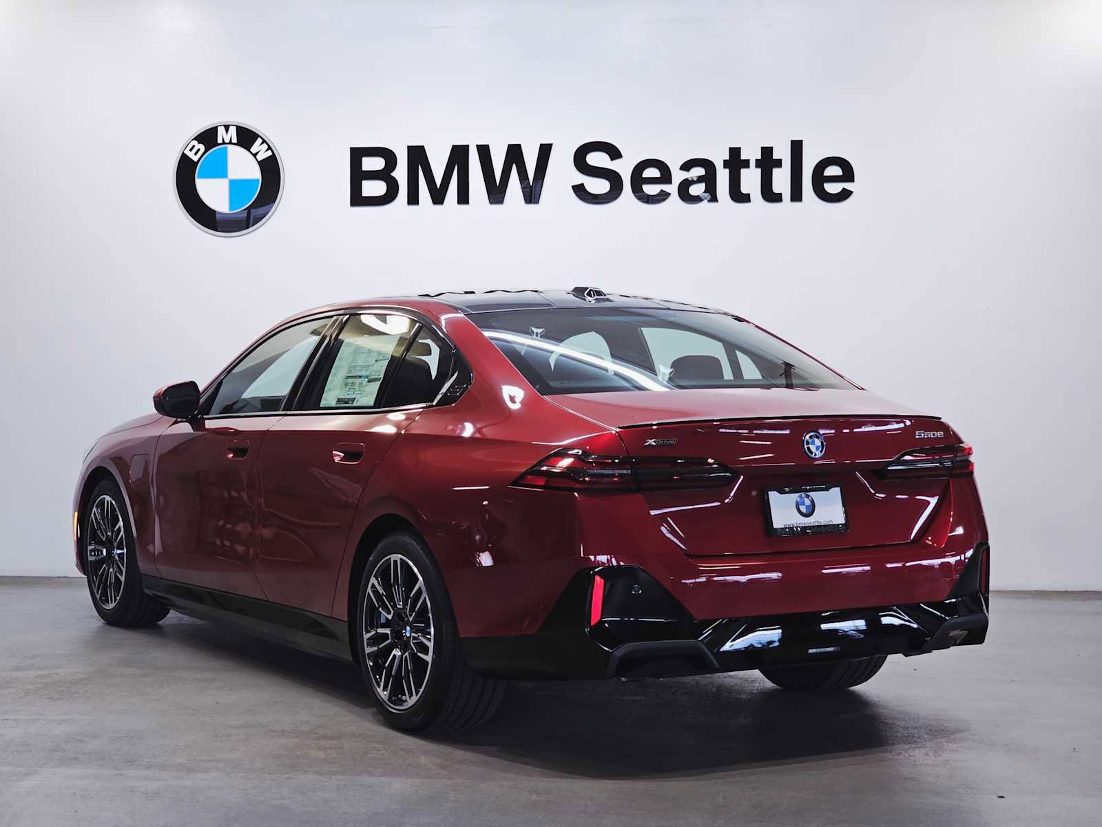 New 2026 BMW 550e xDrive w/ Premium Package image 4