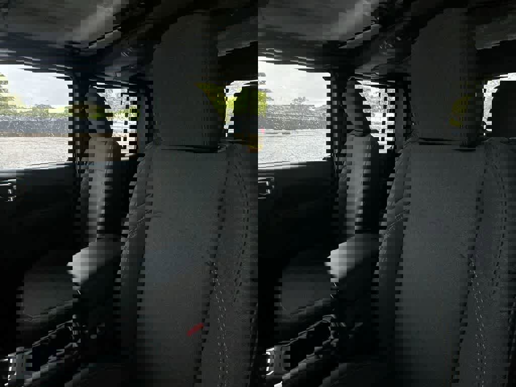 Used 2025 Jeep Gladiator Sport image 13