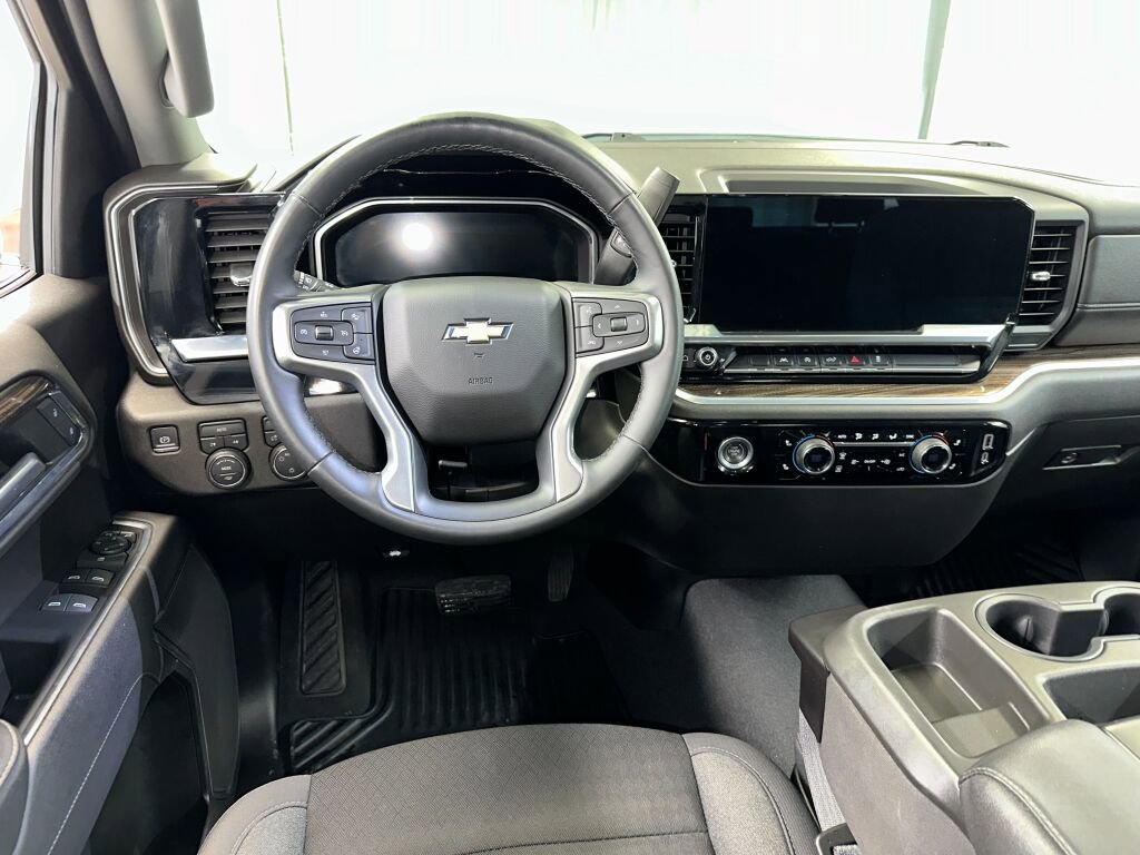 Used 2023 Chevrolet Silverado 1500 LT image 2