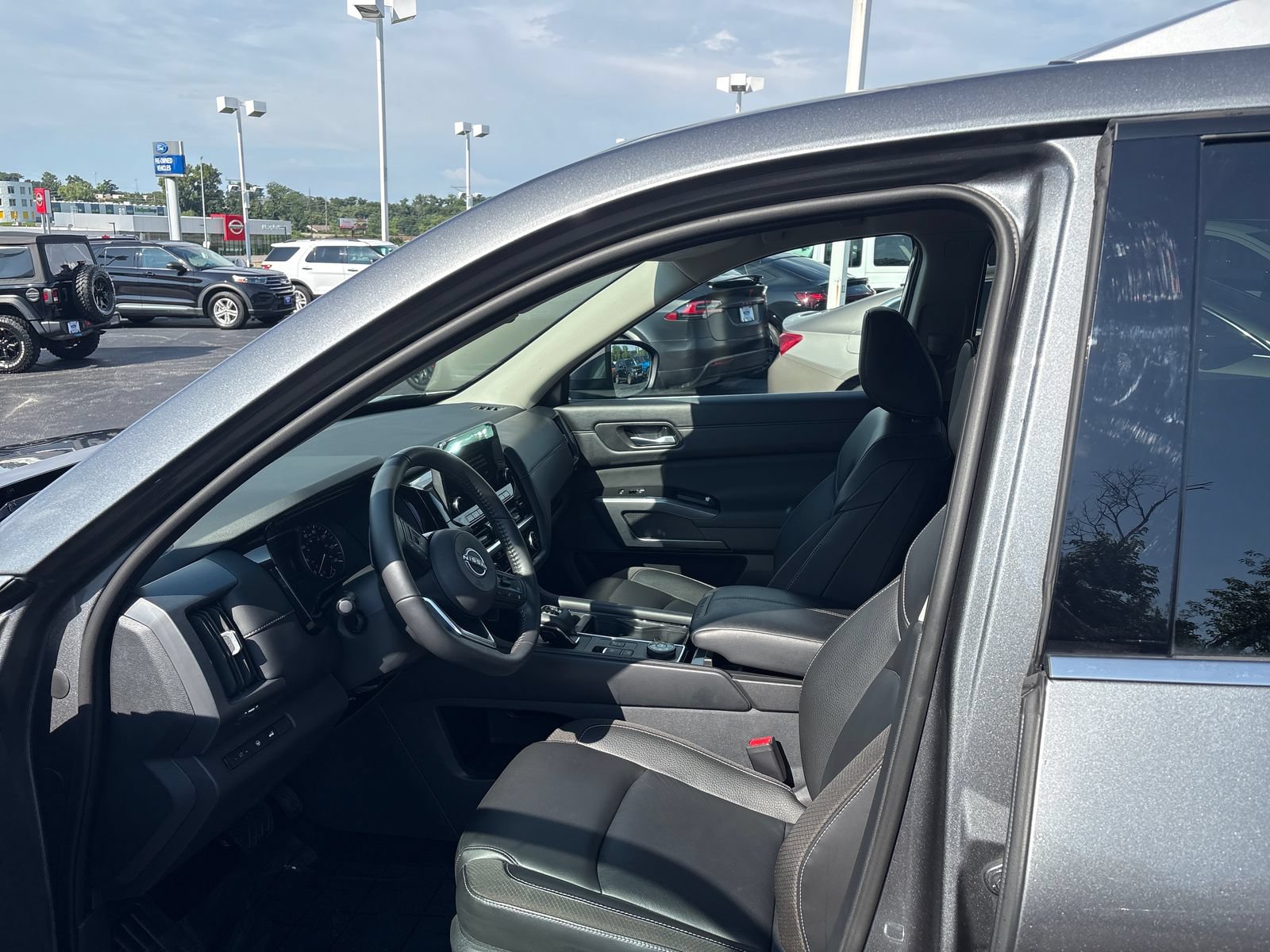 Used 2025 Nissan Pathfinder SL AWD/4WD image 23