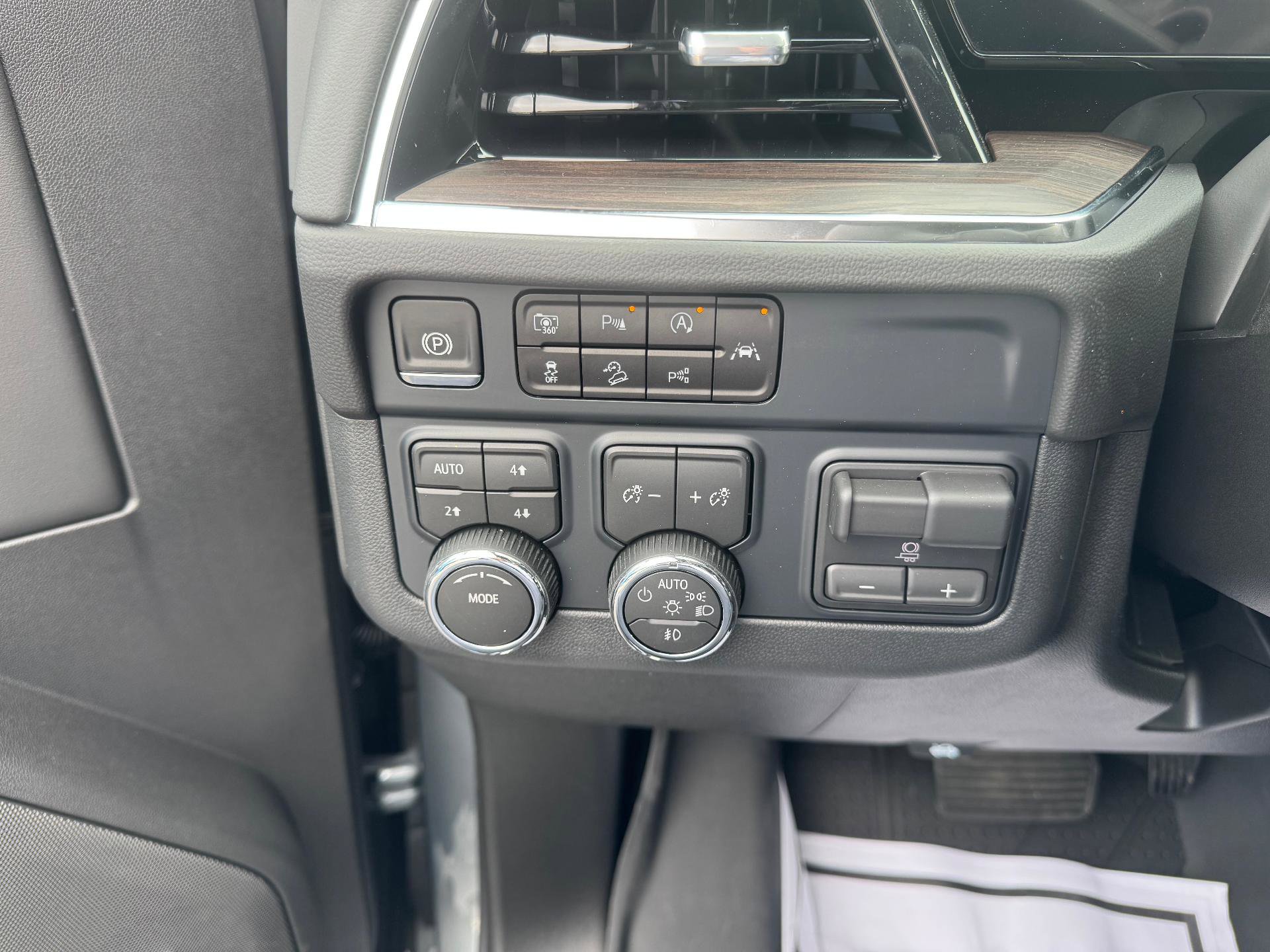 New 2026 Chevrolet Suburban LT w/ Comfort Package AWD/4WD image 29