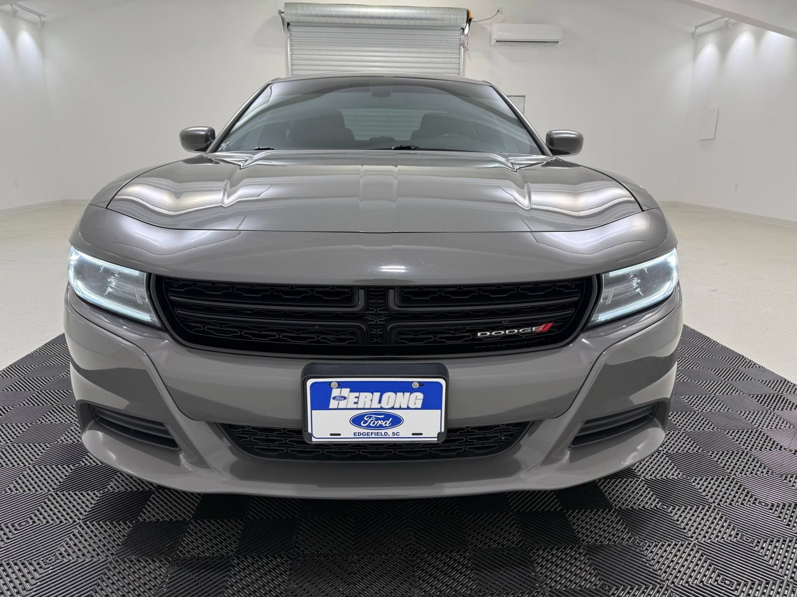 Used 2019 Dodge Charger SXT RWD image 2