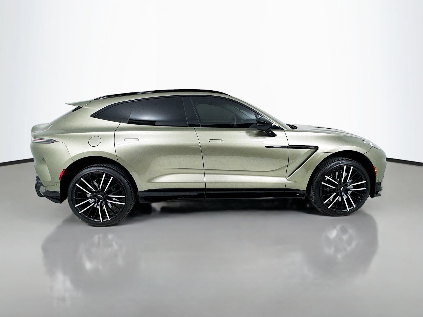 Used 2025 Aston Martin DBX 707 AWD/4WD image 8