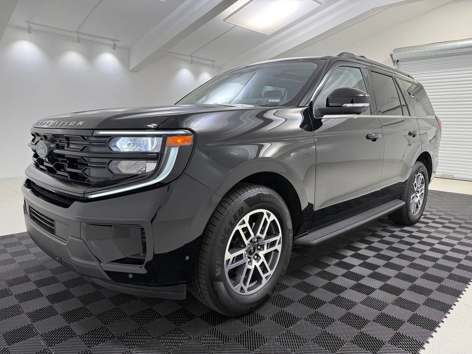 New 2025 Ford Expedition Active RWD image 3
