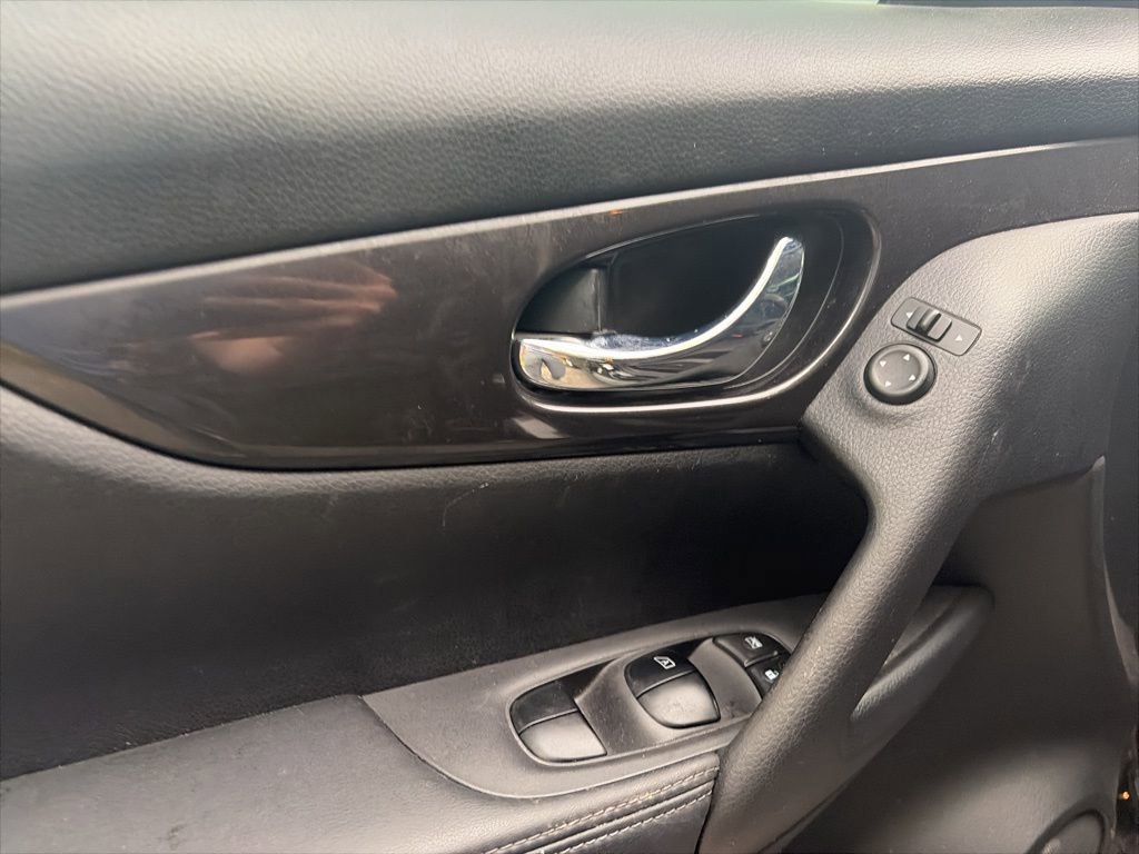 Used 2018 Nissan Rogue SV AWD/4WD image 8