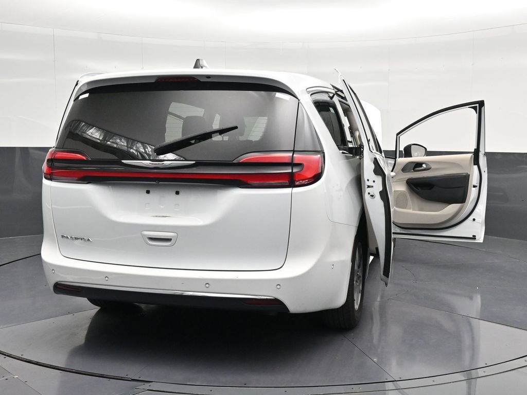 Used 2023 Chrysler Pacifica Touring-L FWD image 40