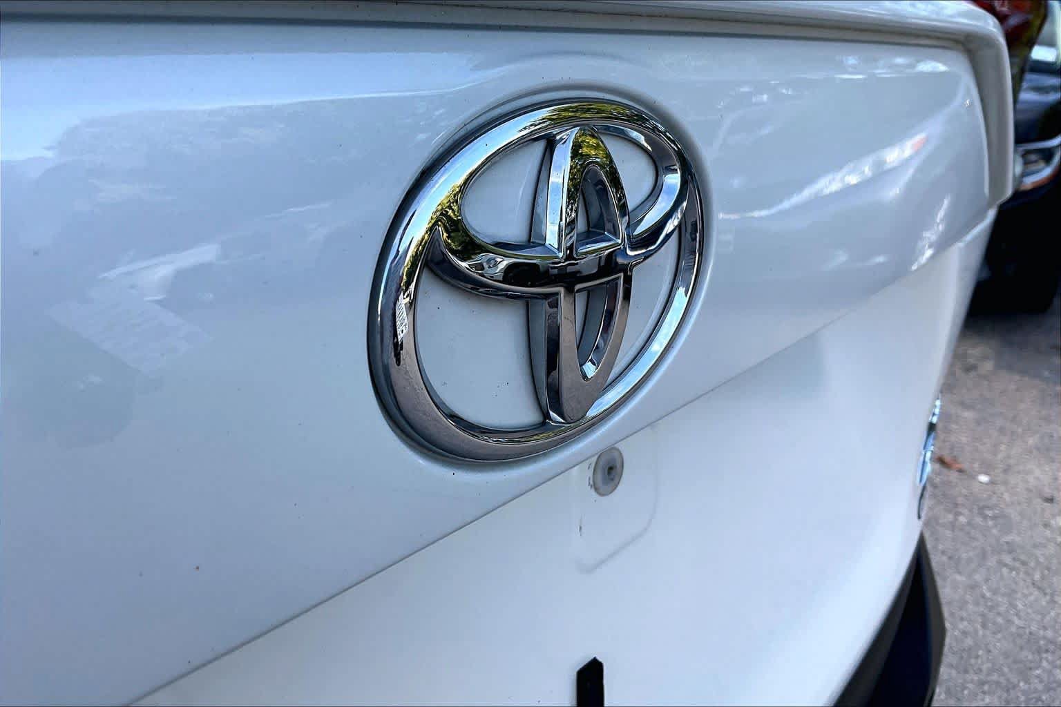 Certified 2022 Toyota RAV4 XLE Premium AWD/4WD image 30