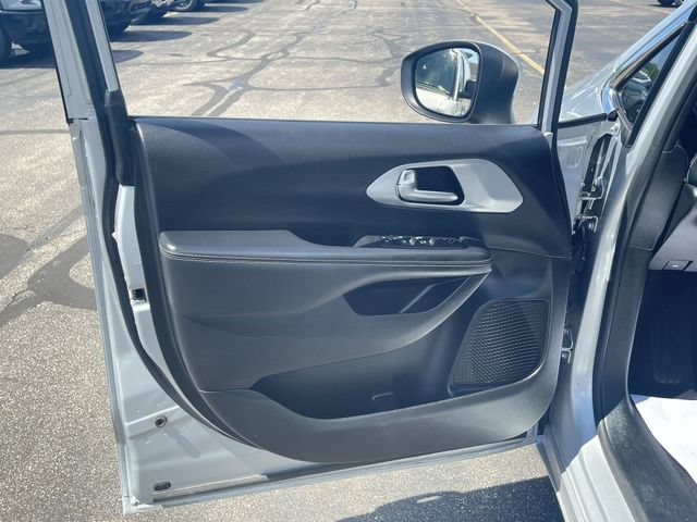 Used 2023 Chrysler Pacifica Touring FWD image 22