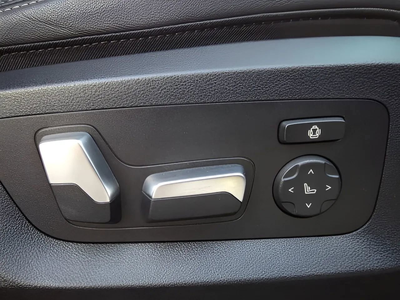 Used 2024 BMW X5 sDrive40i w/ M Sport Package image 40