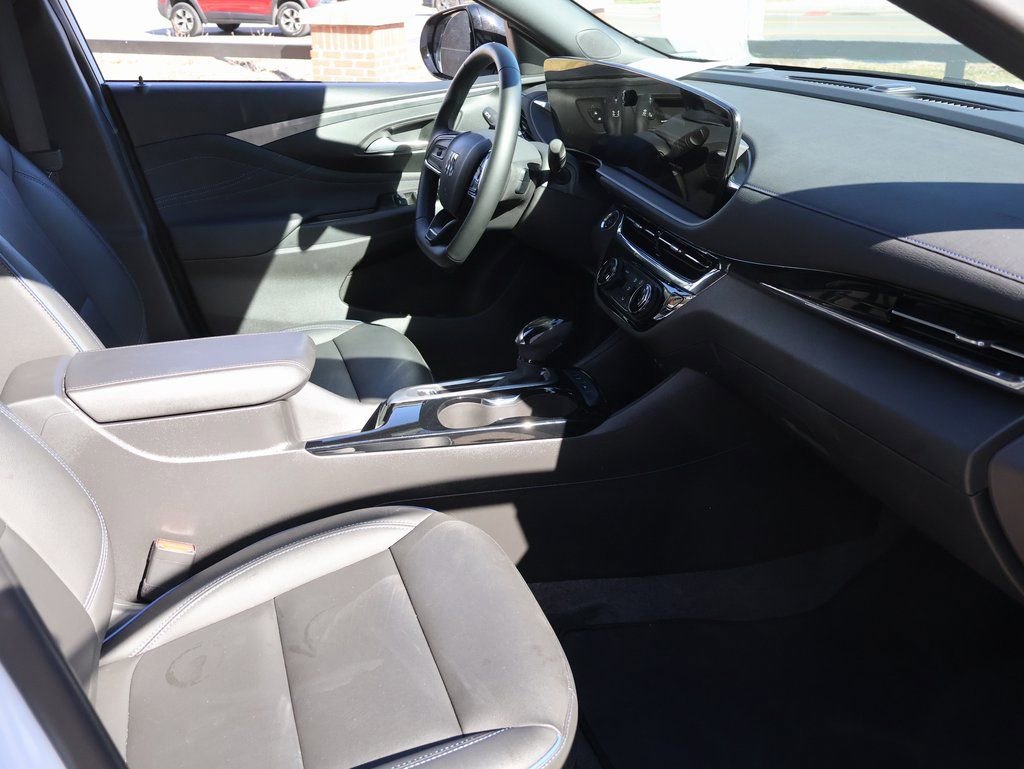 Used 2025 Buick Envista Sport Touring image 9