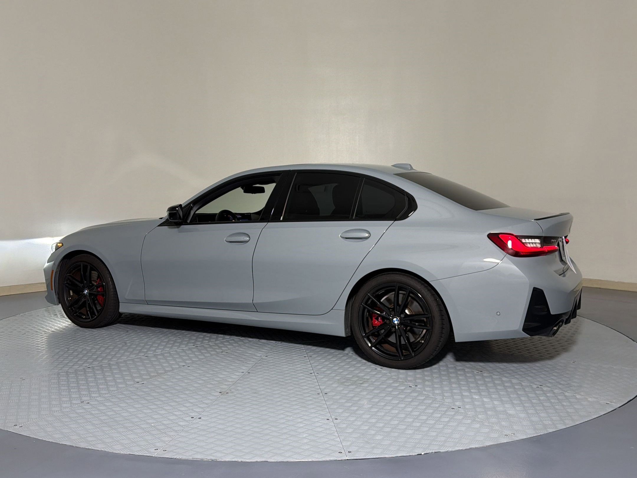 Used 2024 BMW 330i Sedan w/ M Sport Package RWD image 2