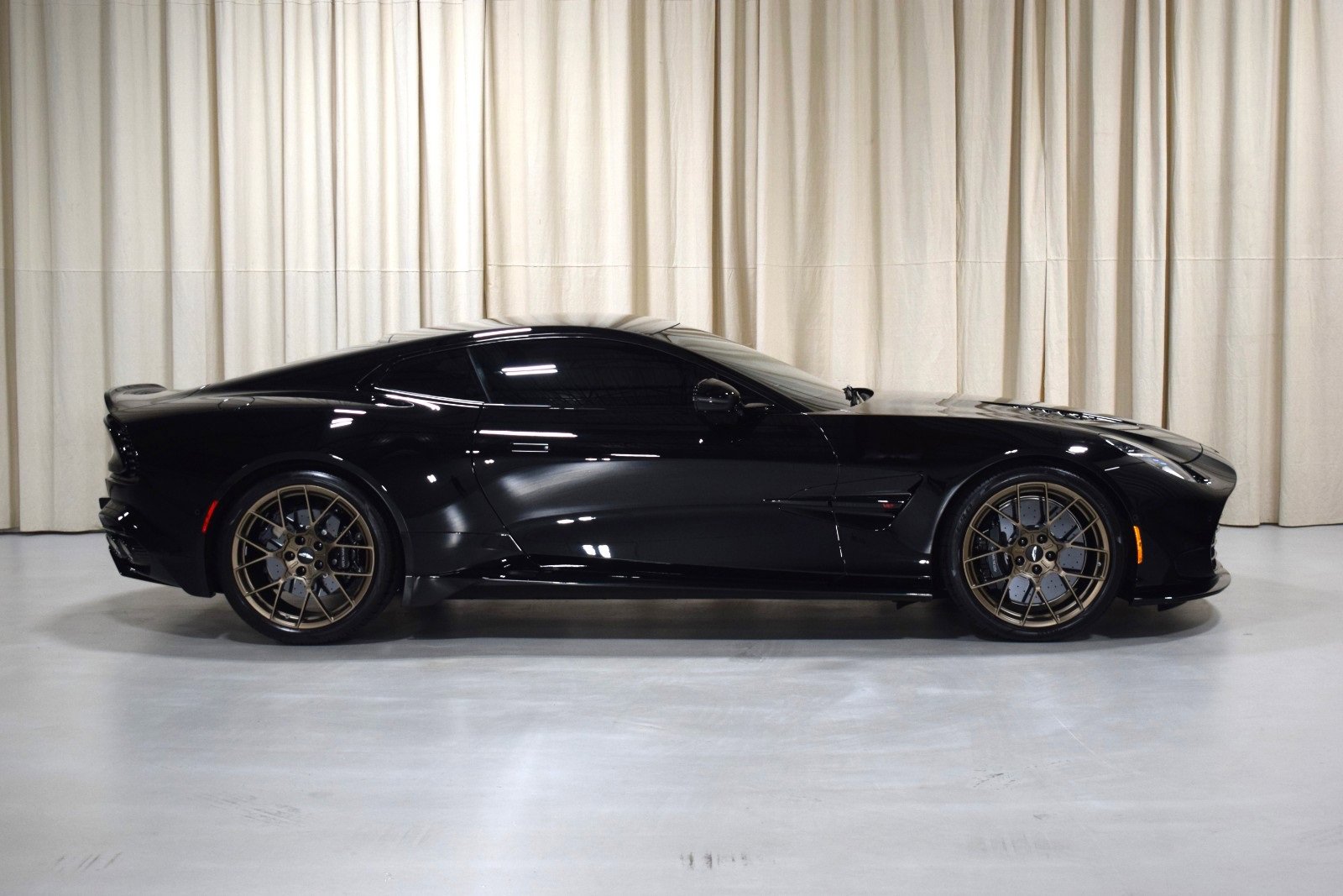 Used 2025 Aston Martin Vanquish image 15