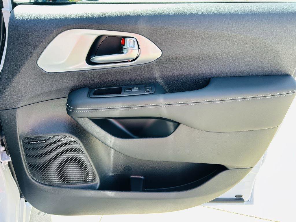 New 2026 Chrysler Pacifica Limited w/ Uconnect Theater Family Group image 42