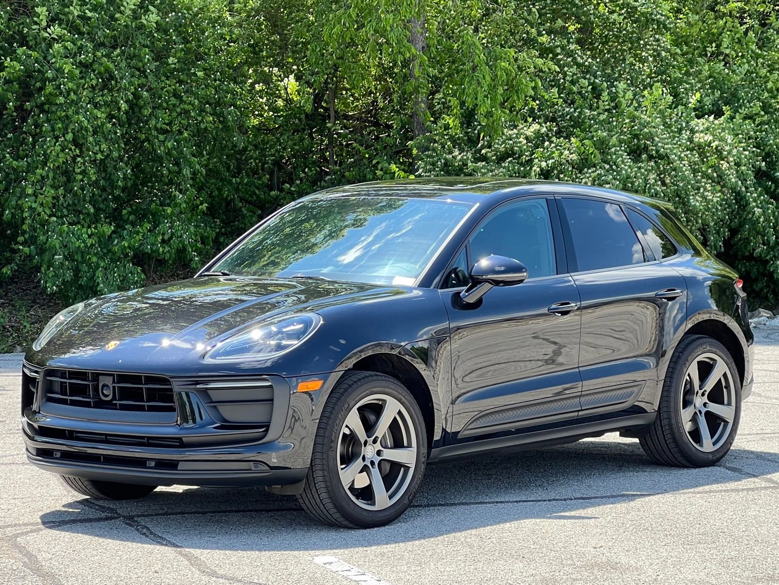 Certified 2025 Porsche Macan AWD/4WD image 1