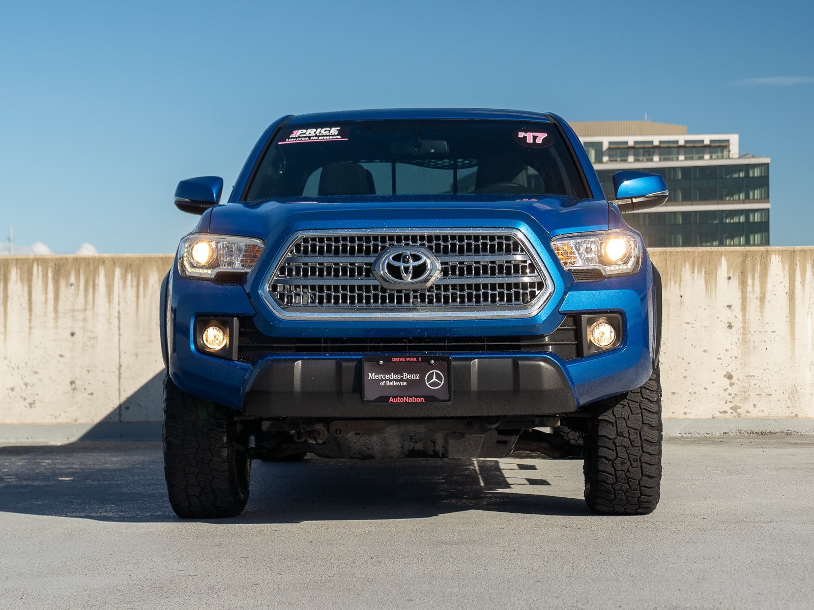 Used 2017 Toyota Tacoma TRD Off-Road w/ Premium & Technology Package AWD/4WD image 2