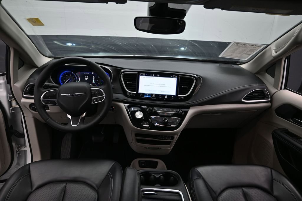 Used 2023 Chrysler Pacifica Touring-L FWD image 19