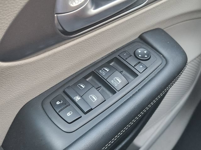 Used 2024 Chrysler Pacifica Touring-L FWD image 22