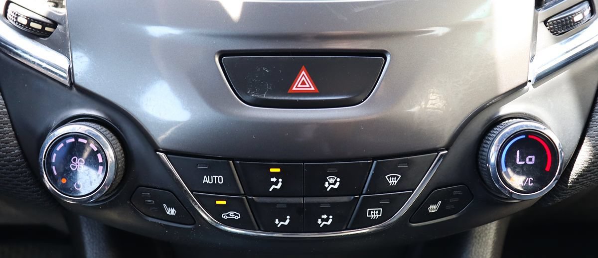 Used 2019 Chevrolet Cruze LT w/ Convenience Package FWD image 45
