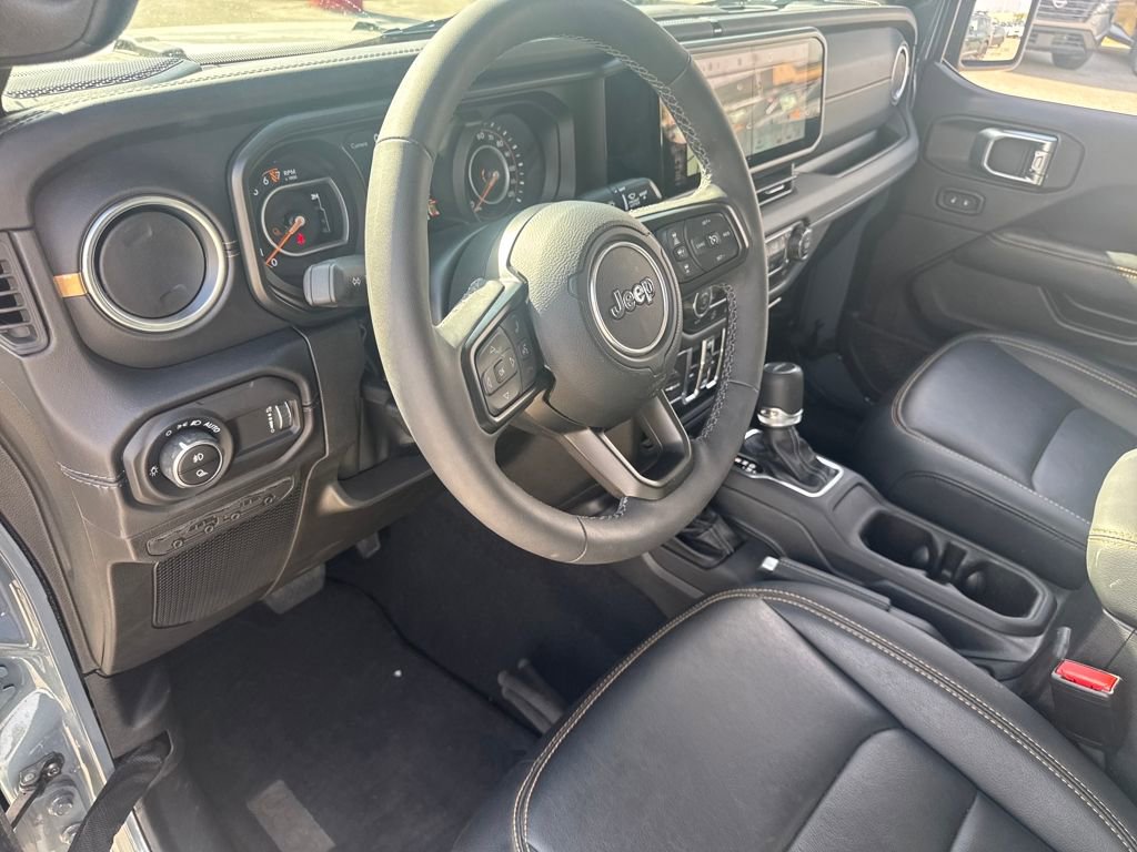 Used 2025 Jeep Gladiator Sport AWD/4WD image 16