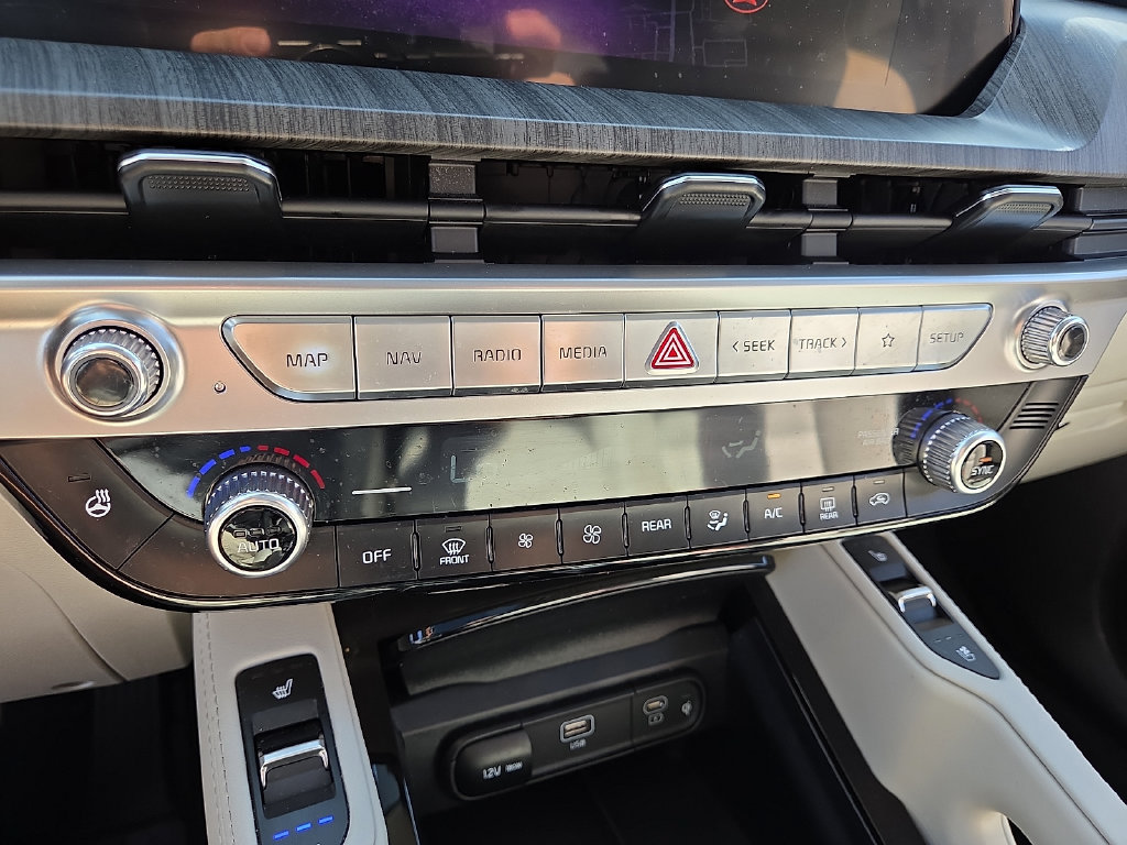 Certified 2024 Kia Telluride EX w/ EX Captain's Chair Package AWD/4WD image 17