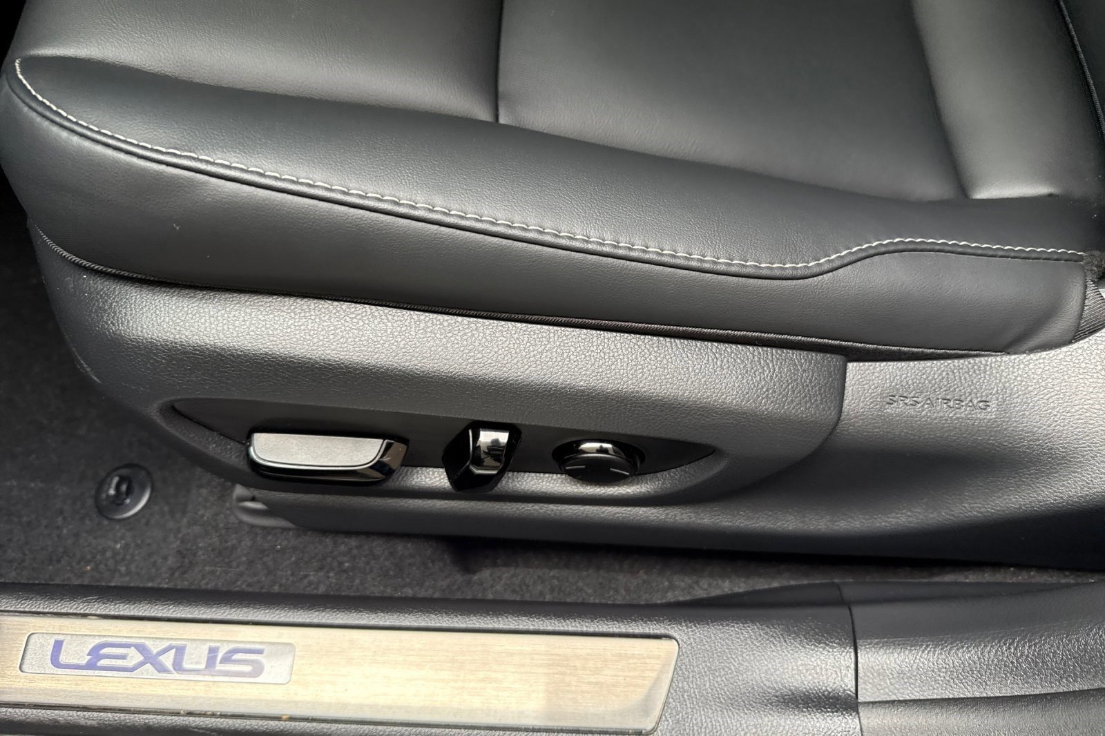 Certified 2025 Lexus UX 300h FWD w/ Accessory Package (Z2) image 15