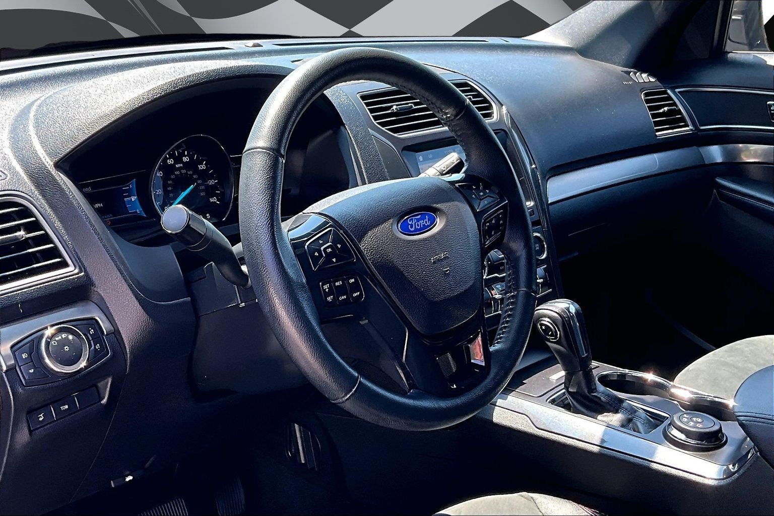 Used 2018 Ford Explorer XLT w/ Equipment Group 202A AWD/4WD image 13