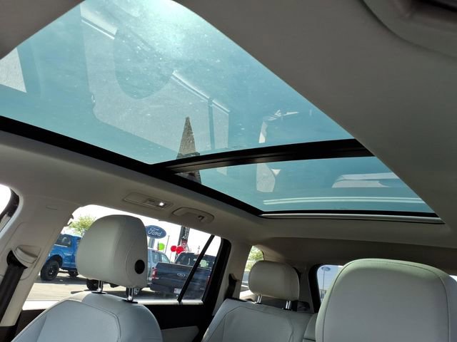 Used 2018 Volkswagen Tiguan SEL w/ 3rd Row Seat Package AWD/4WD image 14