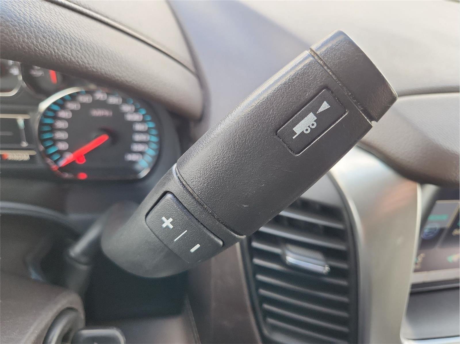 Used 2015 Chevrolet Suburban LT RWD image 15