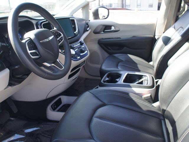 Used 2023 Chrysler Pacifica Touring-L image 12