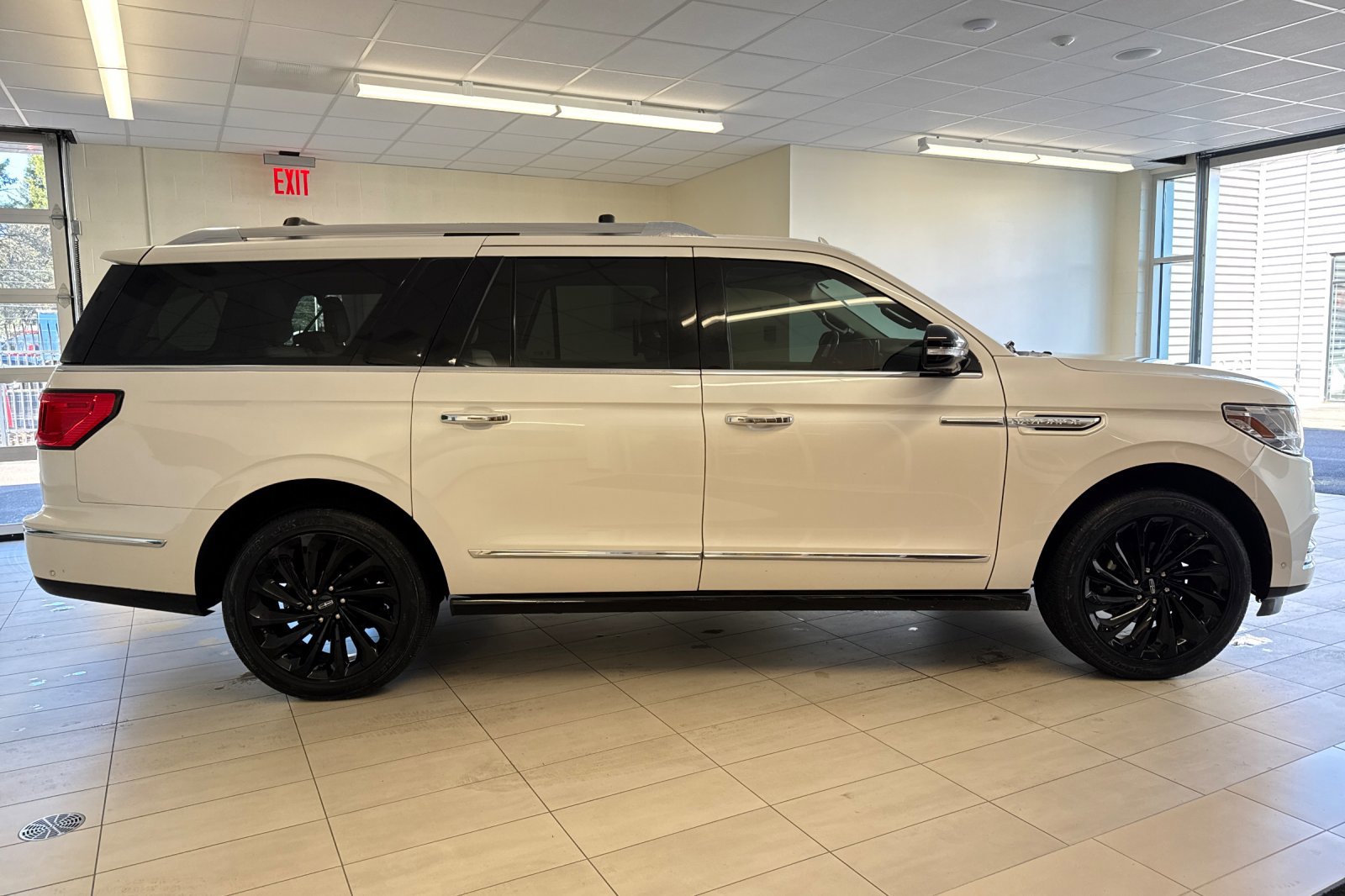 Used 2018 Lincoln Navigator L Reserve w/ Technology Package image 3