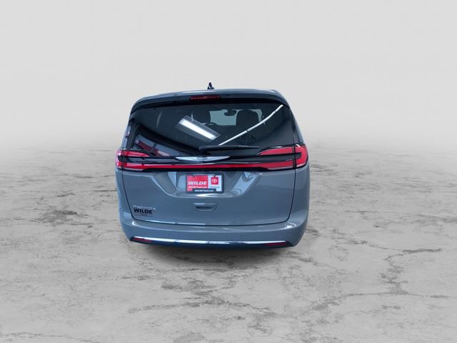 Used 2025 Chrysler Pacifica Select FWD image 9