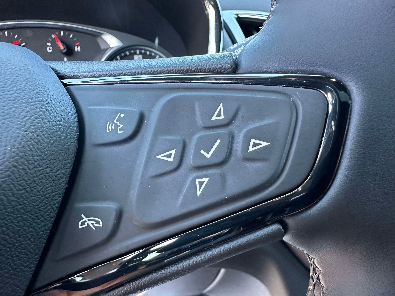 Used 2023 Chevrolet Equinox Premier FWD image 15