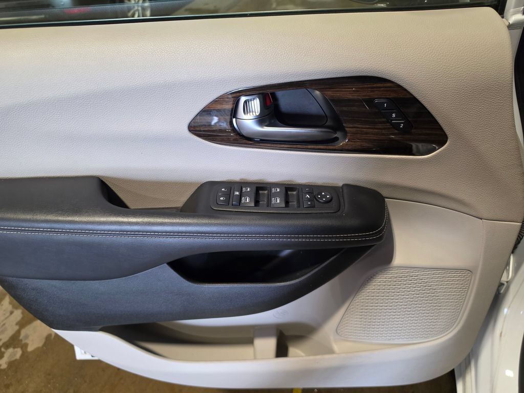 Used 2023 Chrysler Pacifica Limited FWD image 5