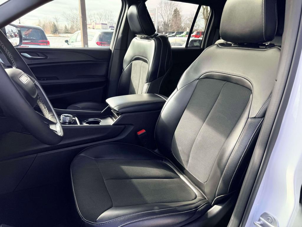 Used 2024 Jeep Grand Cherokee Altitude image 14