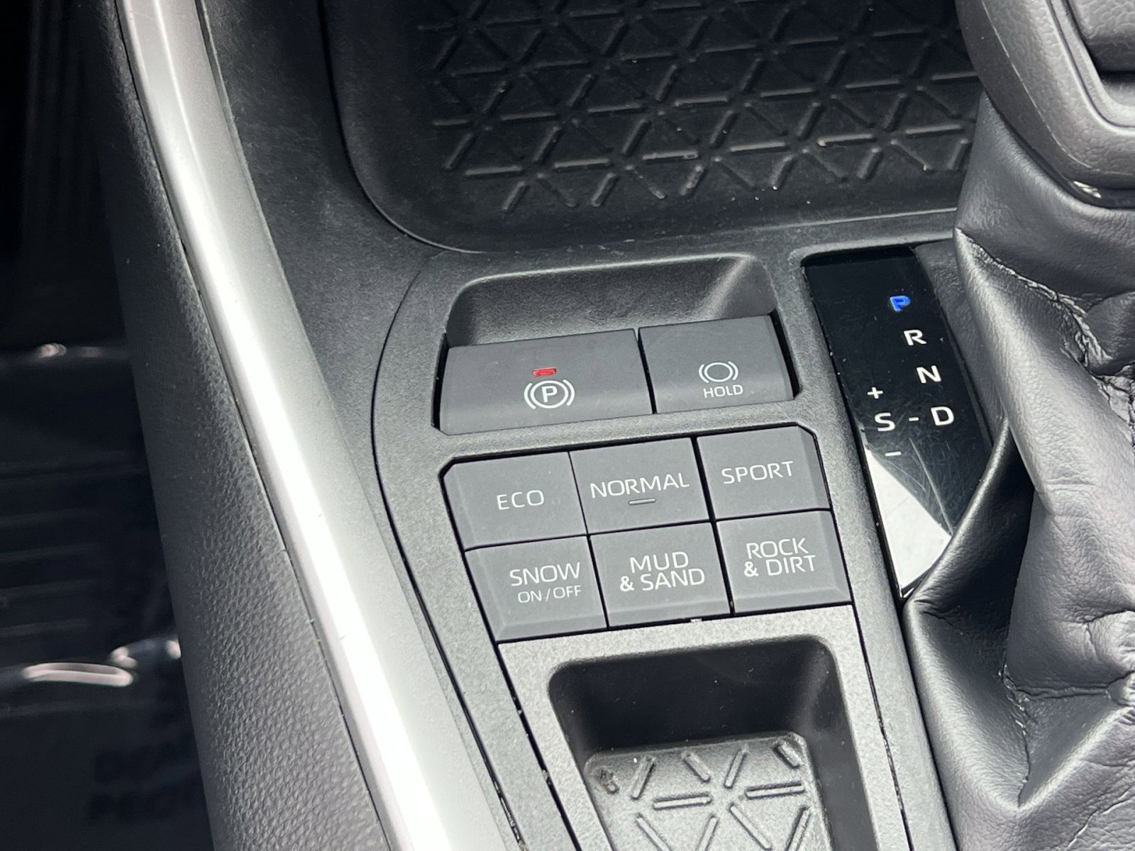 Used 2019 Toyota RAV4 LE w/ All Weather Liner Package image 31