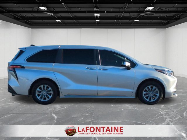 Used 2022 Toyota Sienna XLE AWD/4WD image 6