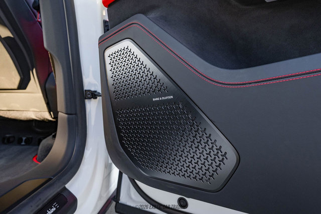 Used 2025 Lamborghini Urus SE image 32