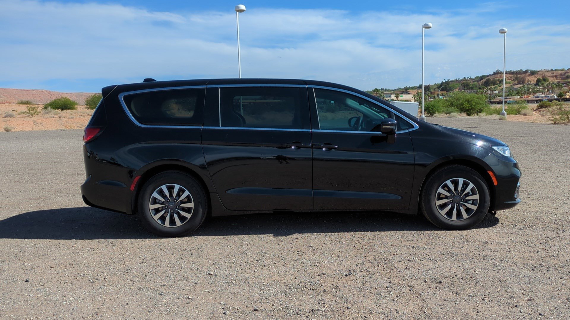Used 2024 Chrysler Pacifica Limited FWD image 2