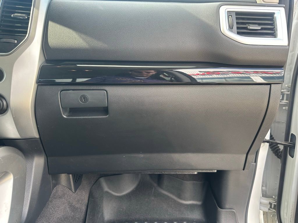 Used 2021 Nissan Titan SV w/ SV Convenience Package image 35