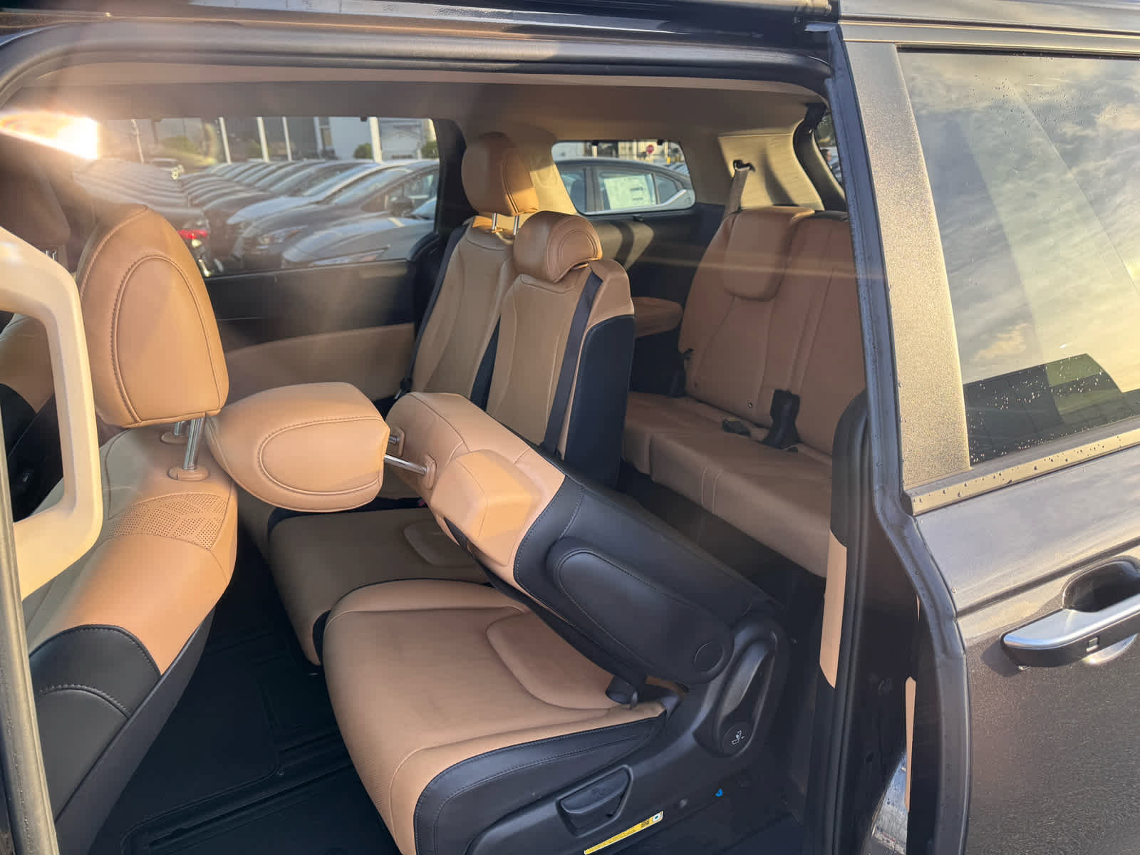 Used 2024 Kia Carnival EX image 9