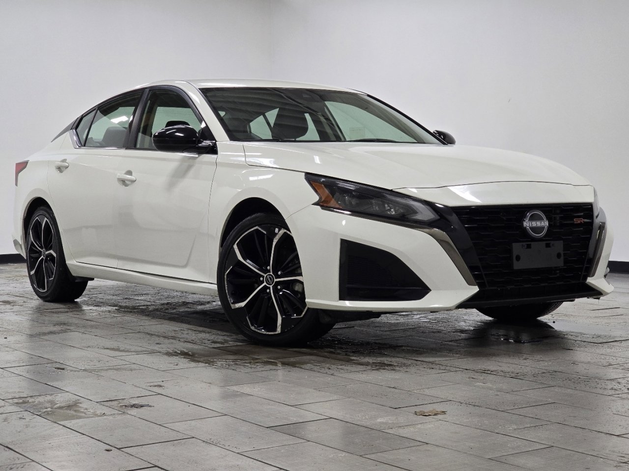 Used 2024 Nissan Altima 2.5 SR image 2