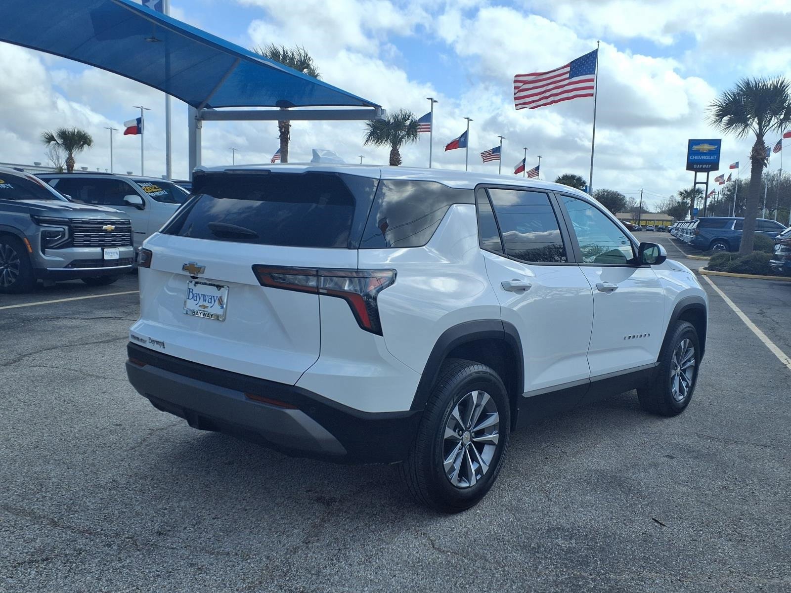 Used 2025 Chevrolet Equinox LT image 2