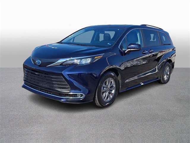 Used 2024 Toyota Sienna XLE image 1
